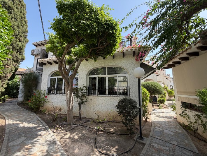 Beautifully renovated corner terraced house on the beachside of Cabo Roig