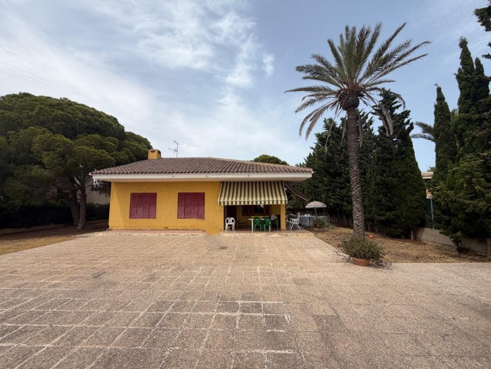 Villa with large frontline plot in Cabo Roig with stunning panoramic seaviews and great potential