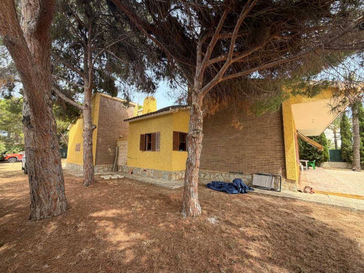 Villa with large frontline plot in Cabo Roig with stunning panoramic seaviews and great potential