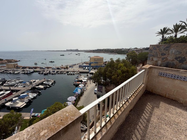 Villa with large frontline plot in Cabo Roig with stunning panoramic seaviews and great potential