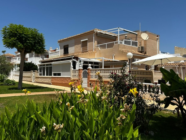 Spacious corner house in gated complex close to amenities in Playa Flamenca