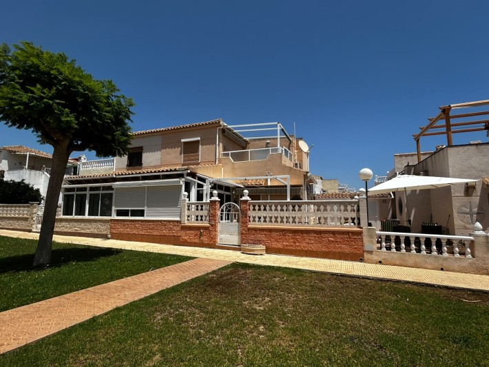 Spacious corner house in gated complex close to amenities in Playa Flamenca Spacious corner house in gated complex close to amenities in Playa Flamenca