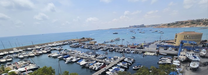 Villa with large frontline plot in Cabo Roig with stunning panoramic seaviews and great potential